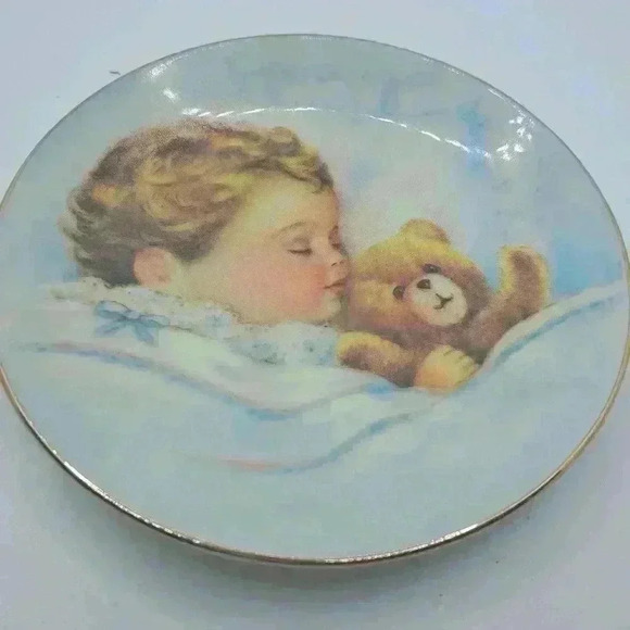 Vintage Avon 1992 Porcelain Keepsake Baby Plate Dish Rosanna Kaloustian - Picture 1 of 5